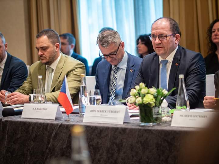 Ministr Výborný: Čeští producenti budou nově moci na Filipíny dovážet maso, zájem je i o zemědělskou techniku z ČR